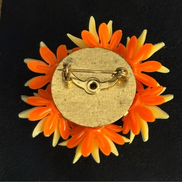 Vintage Orange & Yellow Daisy Flower Cluster Brooch Plastic 1960s Flower Power - Picture 2 of 7